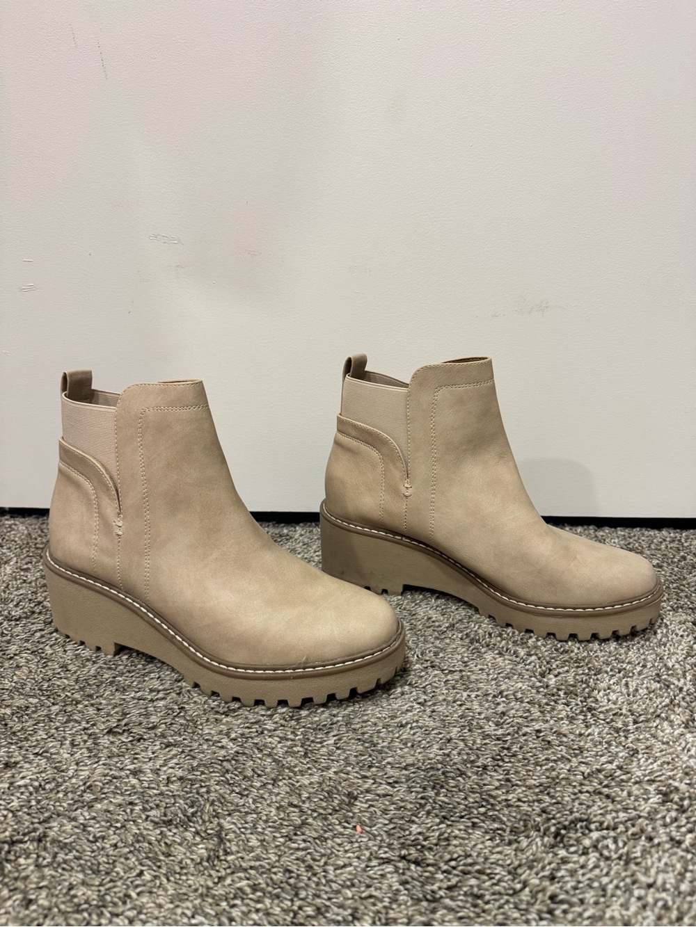 DV Dolce Vita Rielle Chelsea Boots in Desert Size 8
